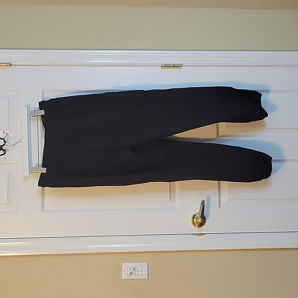 Never worn Halara Black Cargo Pants eith straw string waist - Picture 3 of 7